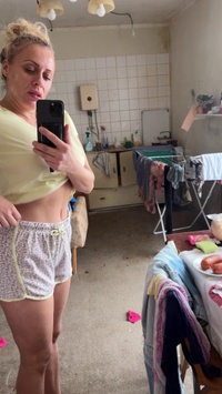 Selfie Fetish: 黄色いシャツ、超ミニショーツ、小便ビッチのチラ見せ