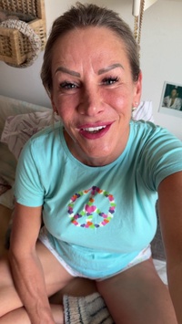 Selfie Fetish: Caught you staring at the peace shirt and bare legs 😏