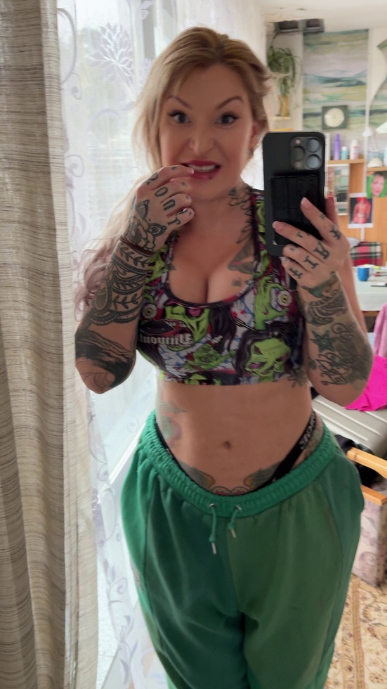 peguei você olhando para minha calça de moletom e aquele sorriso de vadia maluca