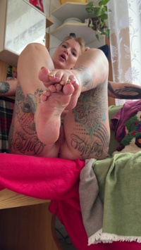 Selfie Fetish: Soles first, then the rest of this filthy body 🐷