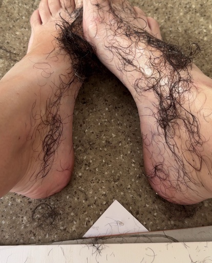 Floor, paper, bare soles full of pube art 🎨