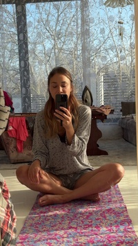 Selfie Fetish: benene spredt, måtte og bare fødder i solen 😈