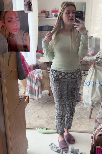 Caught you staring at the mirror, green top and leggings, oui 🙄
