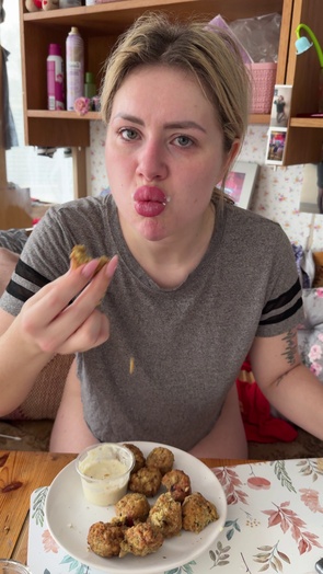 2. Download full pics of Ho vomitato latte a pranzo, désolée 🥛 from selfiefetish.com