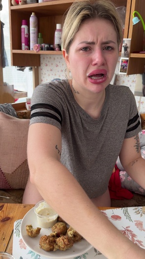3. Download full pics of Ho vomitato latte a pranzo, désolée 🥛 from selfiefetish.com