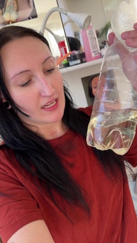 Selfie Fetish: Lumière de cuisine, deux bouteilles de pisse près de mon visage 😇