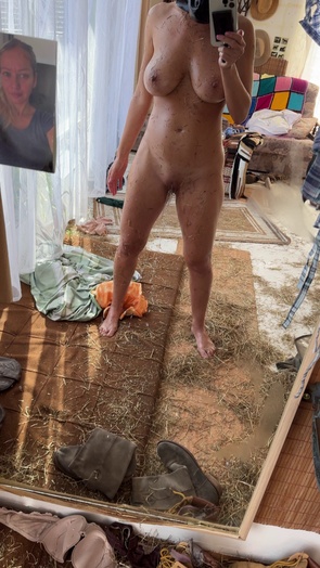 2. Download full pics of Black horse head on, straw at my feet 🐴 from selfiefetish.com