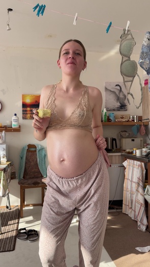2. Download full pics of snack in hand, belly stealing lunch 🤰 from goperv.com