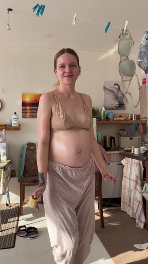4. Download full pics of snack in hand, belly stealing lunch 🤰 from goperv.com