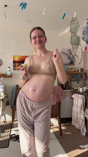 5. Download full pics of snack in hand, belly stealing lunch 🤰 from goperv.com
