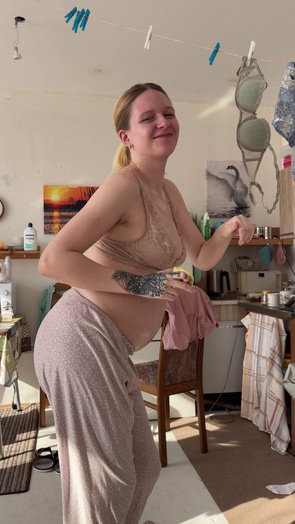 6. Download full pics of snack in hand, belly stealing lunch 🤰 from goperv.com