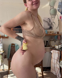 Selfie Fetish: snack in hand, belly stealing lunch 🤰