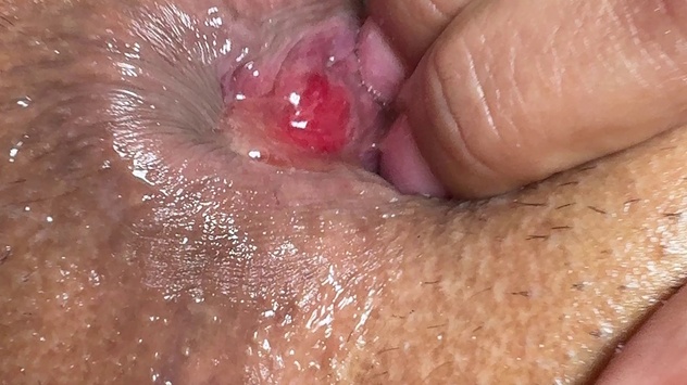 Chão bagunçado, garrafa de vidro, bunda aberta, dedos ocupados