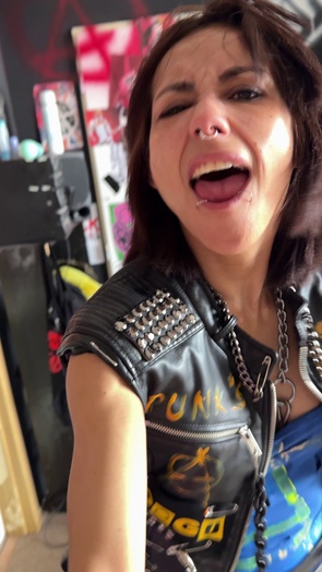 4. Download full pics of Spikes on, smile ready, piss after the punchline 😈 from selfiefetish.com