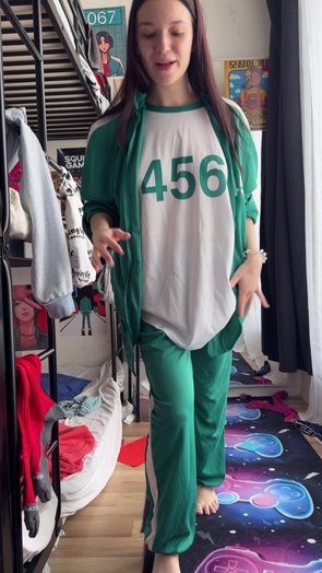 1. Download full pics of Joueur 456, costume vert, chemise relevée, pas de jeu sympa 😈 from goperv.com