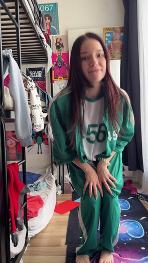 3. Download full pics of Joueur 456, costume vert, chemise relevée, pas de jeu sympa 😈 from goperv.com