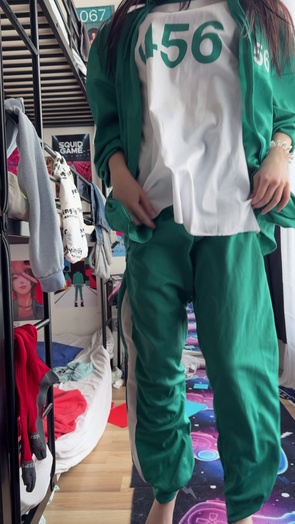 4. Download full pics of Joueur 456, costume vert, chemise relevée, pas de jeu sympa 😈 from goperv.com