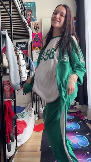 5. Download full pics of Joueur 456, costume vert, chemise relevée, pas de jeu sympa 😈 from goperv.com