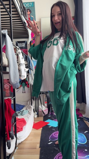 6. Download full pics of Joueur 456, costume vert, chemise relevée, pas de jeu sympa 😈 from goperv.com