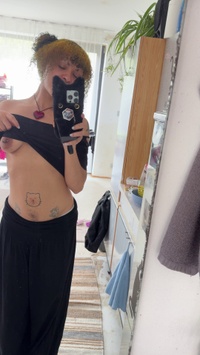 Selfie Fetish: Tour della stanza del gatto, top nero che scivola, poi vado a pisciare nella lettiera 😼