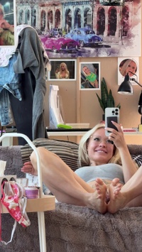 Selfie Fetish: Soles up first, loads come after 😇