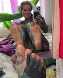 Selfie Fetish: Feet first, face if you behave 🖤