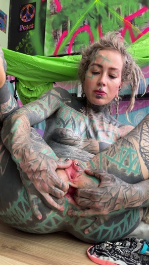 5. Download full pics of Zelená zeď, roztažené nohy, intenzivnější pohled from goperv.com