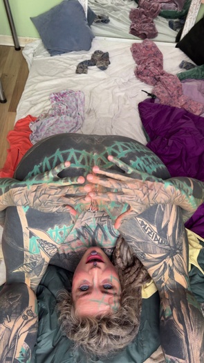 2. Download full pics of A testa in giù, le mani sulle mie tette tatuate, una bugia carina from selfiefetish.com