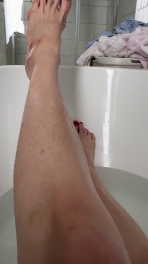 3. Download full pics of Gambe bagnate, piccolo segreto peloso in bella vista from goperv.com