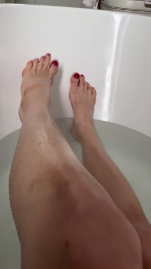 4. Download full pics of Gambe bagnate, piccolo segreto peloso in bella vista from goperv.com