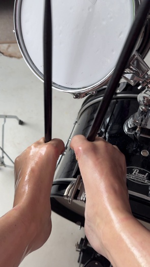 3. Download full pics of Bare feet first, drums eat them good 🖤 from selfiefetish.com
