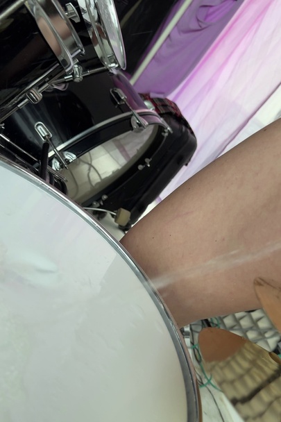 Drums above me, wet cunt below, stupid little rehearsal 🥁