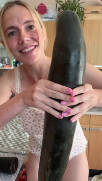 Selfie Fetish: Un débardeur à fleurs et ce monstre noir entre mes mains 🥒