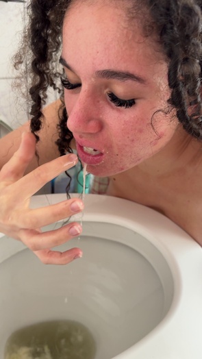 2. Download full pics of Sprawiłem, że toaleta połknęła moje wymiociny, porra 🤢 from selfiefetish.com