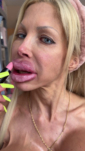 2. Download full pics of Big doll mouth, neon claws, and tits under the camera 💋 from selfiefetish.com