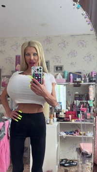 Selfie Fetish: White crop top, black leggings, and your eyes on my tits 😘
