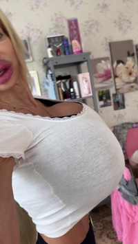 Selfie Fetish: Un crop top blanc, un legging noir, et tes yeux rivés sur mes seins 😘