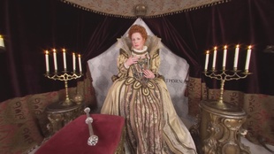 1. Download full pics of Čurák ochraňuj královnu ve 180° from xvirtual.com