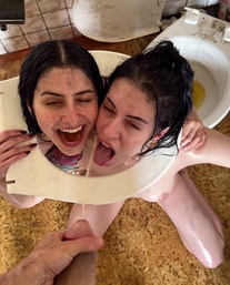 XXL Piss: Banheiro humano Anna De Ville